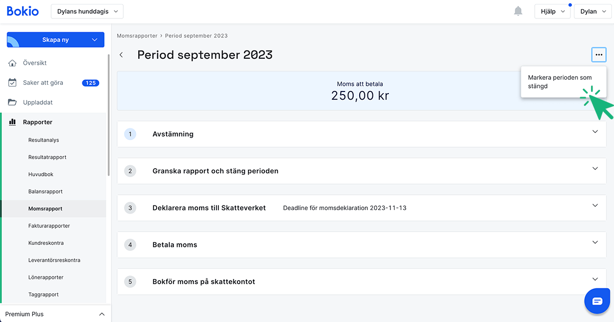 Klicka på knappen i högra hörnet och välj Markera period som stängd